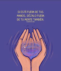 two hands are holding an object in front of the caption that reads, siesta fuera de tus manos, detallo fura de la feria de