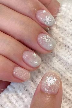 50+ Perfect Short Winter Nails Designs to Elevate Your Holiday Look & Winter Nail Trends Nail Deaigns, Classy Christmas Party, Champagne Nails