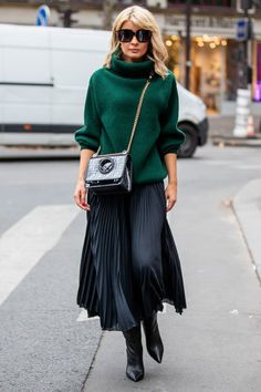 19 Easy Black Skirt Outfit Ideas for When You Have Five Minutes to Get Dressed #purewow #outfit ideas #fashion #shoppable #style #street style #shopping Midi Rok Outfit, Black Skirt Outfit Ideas, Black Midi Skirt Outfit, Long Black Skirt Outfit, Midi Skirt Outfit Winter, Black Skirt Outfit