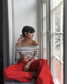 Red Trousers Outfit, Red Top Outfit, Red Trousers, Trouser Outfit, European Girls, Elegante Casual, Ținută Casual, Red Pants, Chic Outfit