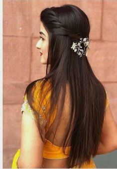 Straight Hairstyles For Engagement, Hair Styles Marriage, Herstail Girl, Stylish Hairstyles For Wedding, Long Open Hairstyles, Easy Haldi Hairstyles, Simple Hairstyle For Haldi, Hair Styles For Haldi, Simple Haldi Hairstyle