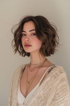 Yuletide is just around the corner, and we're all slowly getting into that Christmas spirit mode. If you think that your ugly Christmas sweater will not be enough this year, we have you covered. Bored Panda compiled a list of the most creative Christmas hairstyles ever, perfect for adding the extra novelty to your Christmas time outfit. #hair #cut #ideas Short Wavy Haircuts, Short Wavy Bob, Wavy Bob Haircuts, Hair Inspiration Short, Short Wavy Hair, Curly Hair With Bangs, Short Hair Haircuts, Bob Haircut