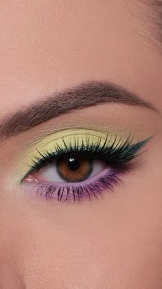 Pink And Green Makeup Looks, Easy Colorful Makeup, Colourful Eyeshadow Looks, Eyeshadow Looks Colorful, Spring Eyeshadow Looks, Fun Eyeshadow Looks, Spring Eyeshadow, Colourful Eyeshadow, Everyday Eyeshadow