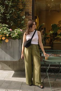 Olive Pants Summer Outfit, Work Outfit For Summer, Khaki Linen Trousers Outfit, Linen Trousers Outfit Aesthetic, Loose Green Pants Outfit, Street Style Plus Size Summer, Green Pants Summer Outfit, Linen Pants Green, Uniqlo Women Outfit Casual Summer