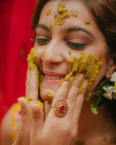 Haldi Photoshoot Ideas! Nalugu Function, Haldi Photoshoot Ideas, Haldi Ceremony Couple, Haldi Couple, Haldi Poses