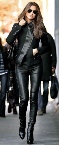 all black, done right Stil Rock, Outfit Pantalon, Walking Down The Street, Rocker Girl, Look Rock, All Black Everything, Irina Shayk, Womens Fashion For Work, 가을 패션