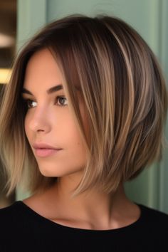 Make a statement with an inverted bob featuring chunky layers. This medium-length cut creates volume and dimension by stacking at the back. Click here to check out more stunning medium-length layered haircuts trending right now. Textured Bobs, Κούρεμα Bob, Rambut Brunette, Chin Length Haircuts, Stacked Bob Haircut, Colour Ideas, Hair Color And Cut