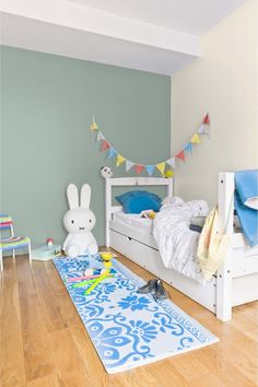 a child's bedroom decorated in blue and white