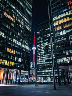 there is a very tall building in the city at night