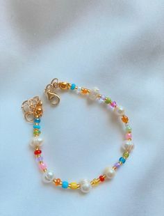 "row of beautiful glass beads in all colors with shiny pearls in between. Looks amazing on its own or layered with other bracelets. *material* - Sturdy string - Gold-plated lobster clasp and clasp - Premium seed beads and glass beads - Freshwater pearls *extra info* - not stretchy - Excess string might show on the end because it is handmade - Approximately 6\" and adjustable to 7.5\" in length *product care* - Avoid water for colors might change ✿SHIPPING✿ Orders will be shipped as soon as possi Summer Beads, Anting Manik, Colorful Bead Bracelets, Fantasy Earrings, Homemade Bracelets, Gift Valentines Day, Diy Bracelet Designs, Beads Bracelet Design, Silver Jewelry Necklace