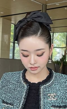 5 Quick and Gorgeous Bun Styles for Busy Mornings Song Jia Hairstyles, Elegant Black Hairstyles, Hairstyles For Asian Hair, Idol Hairstyle, Κούρεμα Bob, Elegant Hairstyle, Song Jia, Easy Bun, Easy Bun Hairstyles