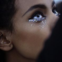 Hunger Games Makeup, Make Up Yeux, Disco Makeup, Make Up Inspiration, Glitter Face, Glitter Girl, Glitter Eyes, Foto Art, Glitter Makeup