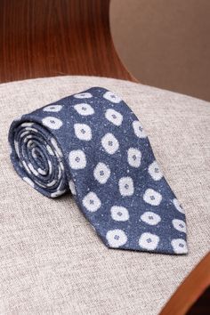 Our blue with microflowers silk tie adds the perfect amount of detail in your springtime ensembles. #piniparma #bespoke #madetoorder #tie #classicmenwears #bespoketailoring #gentlemanstyle #sartoriale #italianstyle #ootd #gentlemens #sartorialist #sartorial #neapolitantailoring #sartorialelegance #sartorialstyle #classicmenwear #tiedyeshirt Pocket Square Guide, Tied Hands, Elegant Outfits, Bespoke Tailoring, Tie Dye Shirt, Pocket Squares, Gentleman Style, Parma