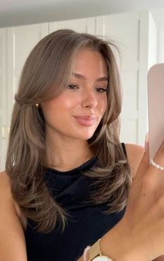 Jessica Alba Medium Length Hair, Straight Styled Hair, Medium Length Hair With Layers With Curtain Bangs, Haircuts To Look Older, Shortish Brown Hair, Soft Layers On Short Hair, Short Brunette Hair Layers, Halie Bieber Hair, Mid Length Hair With Layers Brown