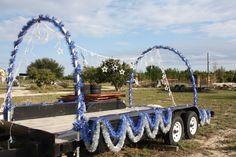 a flatbed trailer decorated with blue and white streamers