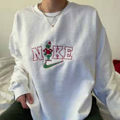 White Crewneck Sweatshirt, Cute Nike Outfits, Cute Shirt Designs, Nike Pullover, Nike Sweatshirt, Cute Preppy Outfits, Nike Sweater, Cute Nikes, Cute Sweatshirts