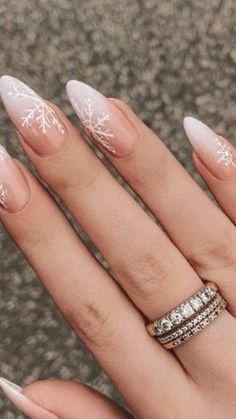 #snowflakenails #nails #christmasnails #nailart #nailsofinstagram #winternails #nailsoftheday #nailinspo #glitternails #longnails #acrylicnails #ombrenails #christmas #snowflakes #rednails #nailsnailsnails #nailmagazine #nudenails #nailsonfleek #manicure #squarenails #inspire #coffinnails #blingnails #holidaynails #naildesigns #candycanenails #nailtech #gelnails #winter Unghie Sfumate, December Nails, Winter Nails Acrylic, Christmas Gel Nails, Her Nails, Makijaż Smokey Eye, Christmas Nails Acrylic, Thanksgiving Nails, Festival Nails