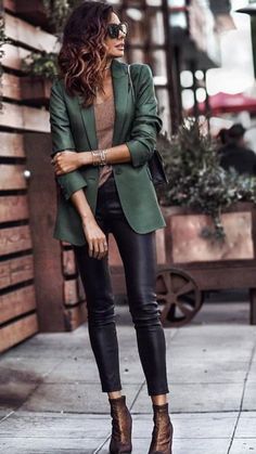 Lederhosen Outfit, Ținute Business Casual, Mode Tips, Black Leather Pants, Neue Outfits, Green Blazer, Ținută Casual, Modieuze Outfits, Classic Chic