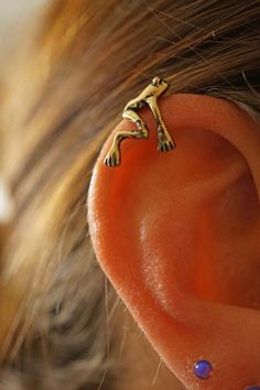 Gold Tree Frog Ear Cuff Jacket No Piercing Non by MidnightsMojo Cartilage Ear Cuff, Pretty Ear Piercings, Cute Ear Piercings, Gold Jacket, Cute Piercings, Engagement Ring Rose Gold, Tree Frog, Gold Tree, Gold Ear Cuff