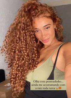 Cachos Curly Round Layers, Strawberry Blonde Hair Black Women, Warm Light Brown Hair, Curly Redhead, Ginger Curls, Copper Blonde Hair, Red Streaks