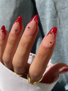 Découvrez notre vaste gamme de Changez votre manucure ! 24 pièces Ongles en forme d'amande de longueur moyenne, design à la française en plusieurs couleurs avec diamants rouges et motif étoilé couvrant tout l'ongle. Parfait pour les femmes et les filles à la mode lors de rendez-vous, fêtes et voyages. Ongles pressés et fournitures pour ongles. chez SHEIN, partie de notre Faux ongles à coller Retours gratuits✓Livraison gratuite dès 39€ d'achat✓Plu Nail Designs Chic, Red Almond, Almond Nail Designs, Travel To Thailand, Nails Making, Soft Pink Nails, Red And Gold Nails, Red Nail Designs, Almond Nails Designs