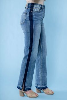 These jeans are a lighter denim wash with a dark side seam detail. Jeans Website, Two Tone Jeans, Como Fazer Short, Handicraft Ideas, Ropa Upcycling, Jackets Style, Blue Map, Style Casual Chic, Ankle Length Jeans