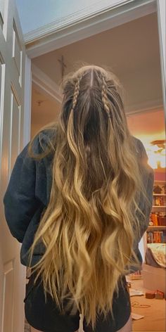 Long Haircolor Ideas, Concert Hair Ideas Long Hair, Long Brown Hairstyles Ideas, Tash Sultana Concert Outfit, Concert Hairstyles Wavy Hair, Cute Hairstyles For Concerts Long Hair, Hair Styles For Concerts Long Hair, Fairy Vibe Hairstyles, Curled Hair Ideas