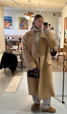 Winter Outfits Turkey, Light Brown Coat Outfit Winter, Winter Outfits Camel Coat, Ugh Winter Outfits, Winter Outfits Celebrities, Florence Winter Outfit, Istanbul Outfit Ideas Winter, Swedish Winter Outfits, Camel Coat Outfit Winter Style