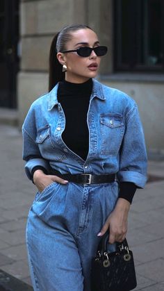 Ig:@anunanna Denim Jumpsuit Outfit, Dresses Straight, Look Working Girl, Jumpsuit Denim, Stylish Winter Outfits, Denim Outfits, Winter Fashion Outfits Casual, Denim Chic, Double Denim