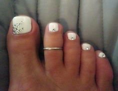 Not really into painting my fingernails but always love a good pedicure. Lots of cute designs here!!! Wedding Toe Nails, Wedding Pedicure, Toenail Art Designs, Easy Toe Nail Designs, Wedding Toes, Simple Toe Nails, Wedding Nail Art Design, Unghie Sfumate, Summer Toe Nails