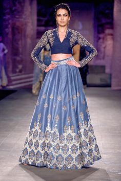 This lehenga is embroidered in silver zari and dabka in raw silk lehenga along with a golden blouse. This lehenga skirt is in powdered blue colour. Blouse is in Lehenga Embroidery, Traditional Lehenga, Orang India, Bridesmaid Lehenga, Raw Silk Lehenga, Blue Lehenga, Gaun Fashion, Lehenga Online, Lehenga Choli Online