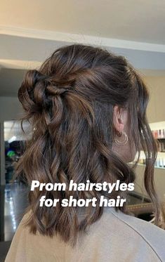 2023/2024 hairstyle trends for short hairWHICH ONE YOU WOULD WEARhairstyle hairstyletrends hair shorthair hairstyle2023 hairstyle2024 prom promhairstyle partydress promnight Sanggul Modern, Hoco Hairstyles, Formal Hairstyles