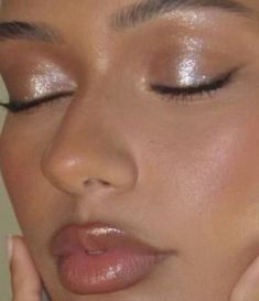 girly, girlism, shiny, sparkly, makeup, pretty, makeup inspi, lipstick, eyeshadow, blush, Subtle Sparkle Eye Makeup, Hoco Makeup Ideas Natural, Pearlescent Makeup, Bday Makeup, Winter Make Up, Makeup 2024, Vampire Wedding, Makeup Finds