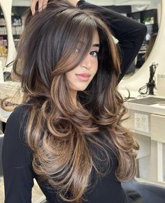 Rayos En El Cabello Oscuro, Dark Chocolate Brown Hair, Rambut Brunette, Brown Hair Looks, Honey Brown Hair, Brunette Balayage Hair, Balayage Brunette, Brown Hair With Highlights