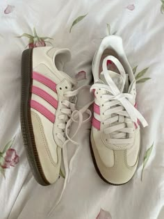 Pink Sambas, Addias Shoes, Samba Outfit Ideas, Adidas Samba Outfits, Samba White, Samba Outfits, Platform Tennis Shoes, Jean Beige, Adidas Samba Outfit