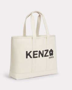 'KENZO Utility' large tote bag in canvas.
2 handles.
Hook closing.
1 inside zipped pocket.
1 inside card case.
Printed Boke Flower 2.0 logo at front.
Carried as a shoulder bag. Kenzo Bag, Toile Design, Scarf Pin, Polo Sweatshirt, Dubai Mall, Canvas Designs, Large Tote Bag, Large Tote, Mules Shoes