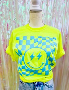 Retro Checkered Smiley Tee Spring School Spirit Streetwear T-shirt, Spring School Spirit T-shirt For Streetwear, Spring Streetwear T-shirt With School Spirit Style, School Spirit Graphic Print Shirt For Streetwear, Decal Ideas, Neon Birthday, Simple Summer Outfits, Dream Aesthetic, Casual Outfits For Teens