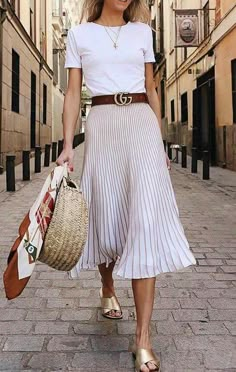 T-shirt, pleated skirt, slides, woven bag Rok Midi, Rok Outfit, Pleated Skirt Outfit, Street Style Trends, Pleated Skirts, Spring Street Style, Looks Chic, Pinterest Fashion