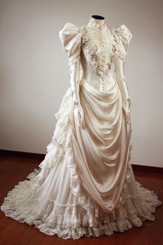 1800s Wedding, Antique Wedding Dress, Wedding Dress Gold, Historical Gowns, Mode Tips, Victorian Wedding, Old Dresses, Antique Wedding