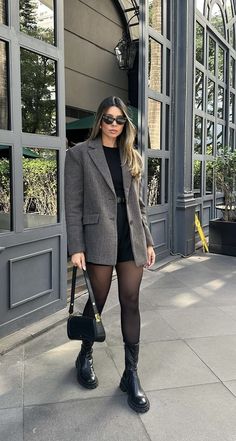 Sleeveless Blazer Shorts Outfit, Paris Clothing Aesthetic, Tailored Shorts Outfit Winter, Corporate Sneakers Outfit, Italy Autumn Outfit, Blazer Con Short, Spring London Outfit, Tweed Shorts Outfit, Checked Blazer Outfit