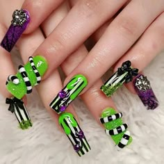 Sick Halloween Nails, 3d Nail Art Halloween, Beetlejuice Nails Square, Beatle Juice Nails Acrylic, Beetle Juice Nails Acrylic, Simple Beetlejuice Nails, Short Beetlejuice Nails, Bettle Juice Nail Ideas, Beetlejuice Nails Short