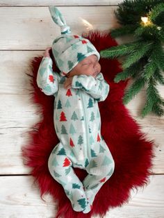 Wrap your baby in the enchantment of the season with this versatile print that captures the essence of Christmas holiday magic or winter wonder all season! Easy Zip for quick changes! Waffle fabric with Festive Firs print 100% Organic Waffle Cotton Fold-over mitten cuff By: SpearmintLOVE Christmas Baby Outfits, Baby Christmas Outfits, Baby Christmas Pjs, Christmas Baby Clothes, Baby Christmas Pajamas, Newborn Christmas Outfit, Baby Boy Christmas Outfit, Winter Newborn, Kid Outfits