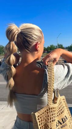 Hairstyles For White Girl Hair, Cute Nursing Hairstyles, Cute Lake Hairstyles, Cute Up Do Hair Styles, Serving Hairstyle, Beach Waver Hair Styles, Hair Styles For Waitresses, Country Concert Hairstyles Long, Travelling Hairstyles