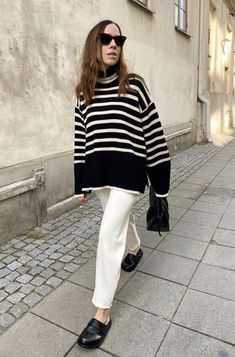 Marin Sweater Outfit, Stripped Blouse Outfit, Striped Sweater Outfit, Ecru Jeans, Striped Knitwear, Birkenstock Style, Knitwear Trends, Jumper Outfit