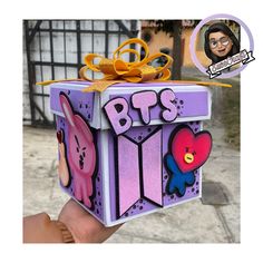 Caja BTS decorada en foami, para regalo Birthday Gift For Army Friend, Bts Gift Ideas For Friends, ليلو وستيتش, Bts Happy Birthday, Diy Crafts Bookmarks, Happy Birthday Template, Cute Gifts For Friends