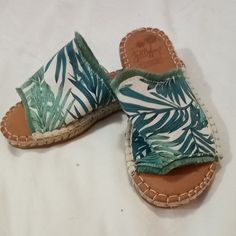 Jellypop Comfort Insole Sandals. Canvas Green Leaf Print Uppers. Rope Outer Sole. New With Tags. Womens 5.5 Medium. Casual Slide Flip Flops For Beach, Green Casual Slip-on Flip Flops, Cute Green Open Toe Sandals, Casual Green Slip-on Flip Flops, Casual Closed Toe Sandals For Beach Season, Cute Beach Sandals With Round Toe, Casual Cushioned Flip Flops For Summer, Casual Cushioned Flip Flops For Summer Outings, Casual Green Open Toe Flip Flops