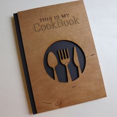 Livre de recettes personnalisé, Livre de recettes de famille, souvenirs famille, livre de cuisine familial, papeterie, C7 Notebook, A5 Notebook, Wooden notebook, laser cut notebook, wooden journal, gift, wood journal https://www.instagram.com/readyset_7/ Sketchbook / handmade Wood laser engraved cover   210 mm x 150mm (A5) 90 plain pages 80gr cream paper   Brand: ReadySet-7 Condition: A brand-new, unused, unopened, undamaged item Material: wood and paper Country of manufacture: Portugal   Personalised laser-engraved covers are also available. Notebook Personalised, Wooden Journal, Recipe Scrapbook, Custom Recipe, Recipe Binder, Laser Engraved Wood