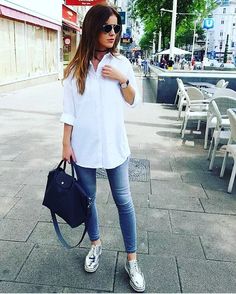 Stylish with longchamp neo medium black. #style #longchamp #fashion Longchamp Tote White Oxford Shoes Outfit, Oxford Shoes Outfit Summer, Oxford Shirt Outfit, Longchamp Neo, White Oxford Shoes, Oxfords Outfit, White Oxford Shirt, Oxford Shoes Outfit, Outfits Con Jeans