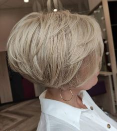 Short Hairstyles That Are Always in Style Kort Bob, Short Layered Bob Haircuts, Κούρεμα Bob, Chin Length Haircuts, Inverted Bob Hairstyles, Stacked Bob Haircut, Chin Length Hair, Short Hair Trends, Bob Hairstyles For Fine Hair