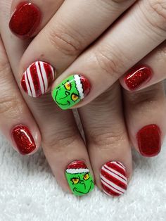 Grinch Inspired Nails, Simple Grinch Nails, The Grinch Nail Art, Grinch Nails Designs, Nails Designs Easy, Christmas Nails Grinch